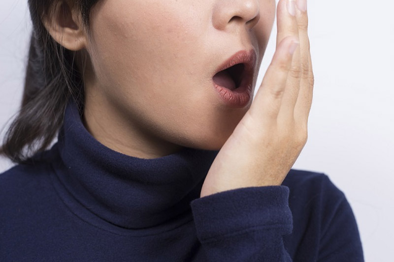 Hơi thở người bệnh có mùi gây ảnh hưởng tới sinh hoạt.