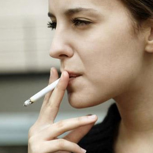 Khi mang bầu nên tránh hút thuốc hoặc ngửi khói thuốc một cách thụ động