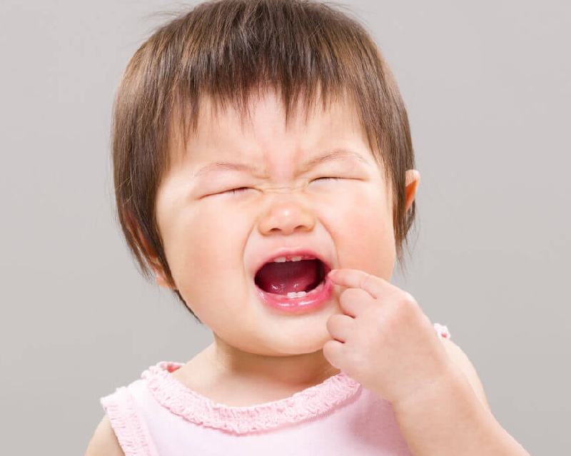 Đau răng khiến bé bị đau nhức, khó chịu, hay quấy khóc