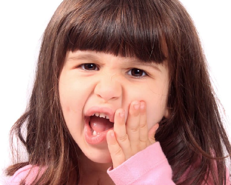 Bé 2 tuổi bị sâu răng do uống nhiều kháng sinh