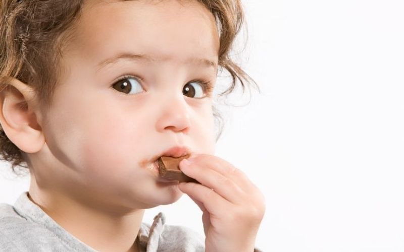 Nguyên nhân chính dẫn đến việc trẻ 4 tuổi bị sâu răng hàm là do ăn quá nhiều đồ ngọt