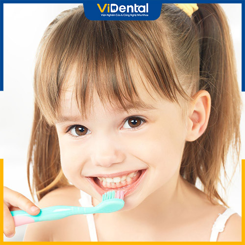 Vệ sinh răng miệng sạch sẽ giúp cải thiện nhiệt miệng chảy máu chân răng