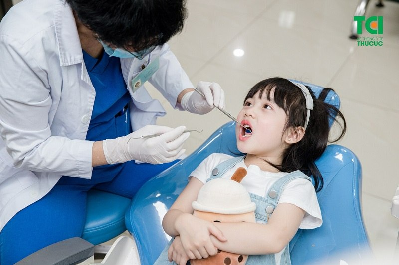Hướng dẫn bé chăm sóc sức khỏe răng miệng và thăm khám nha khoa định kỳ để không bị bệnh