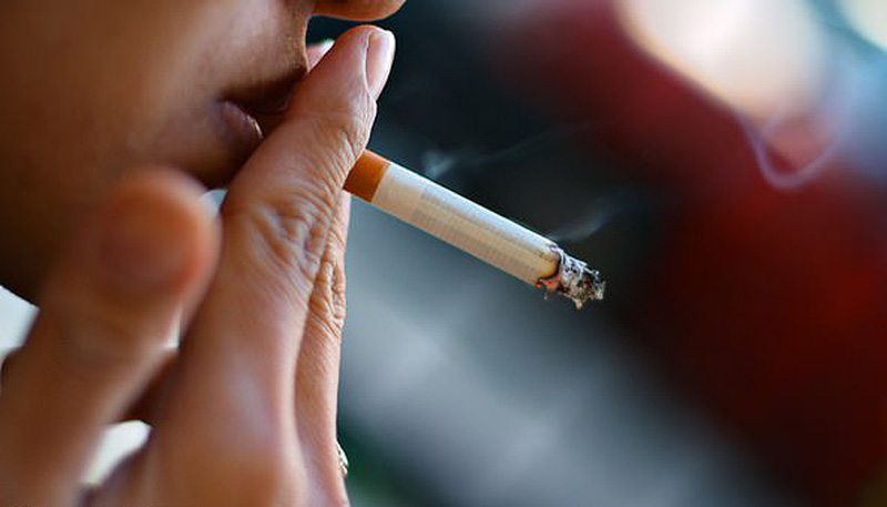 Nếu lạm dụng việc hút thuốc lá quá nhiều sẽ gây ra tình trạng sưng lợi chảy máu