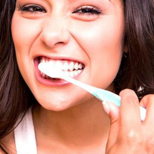 Chải răng quá mjanh là nguyên nhân hàng đầu gây ra tình trạng tụt nướu sau khi bọc sứ