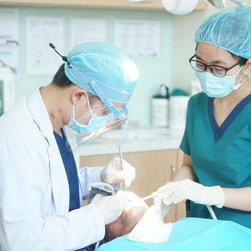 Phẫu thuật kéo dài thân răng cần được thực hiện tại nha khoa uy tín