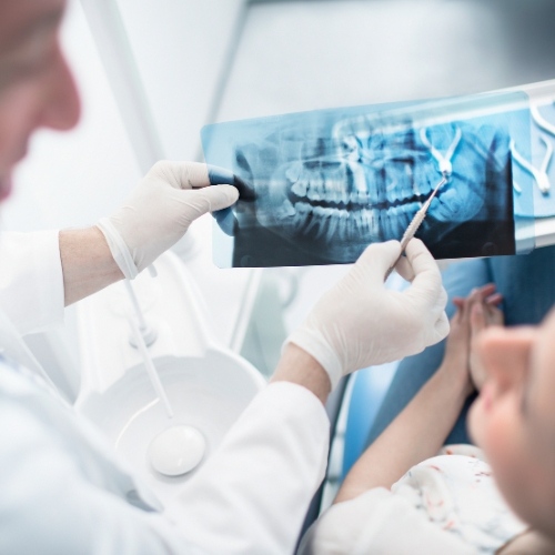 Chụp X-quang răng trước khi cần can thiệp kỹ thuật chuyên sâu