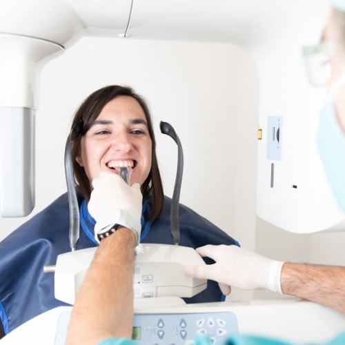 Tuân thủ theo chỉ dẫn từ bác sĩ để đảm bảo an toàn khi chụp X-quang răng
