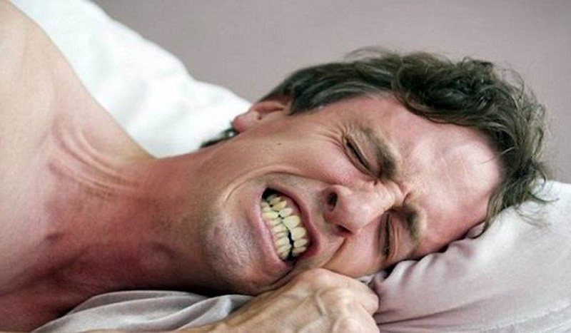 Nghiến răng khi ngủ là nguyên nhân hàng đầu gây ra đau răng kèm đau đầu