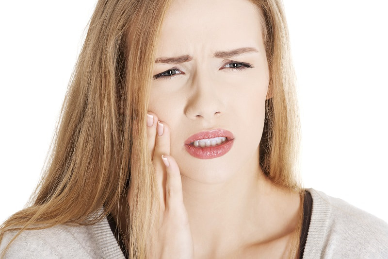 Sâu răng có thể tạo ra cảm giác ê buốt, đau nhức kéo dài tấn công vào trong tủy