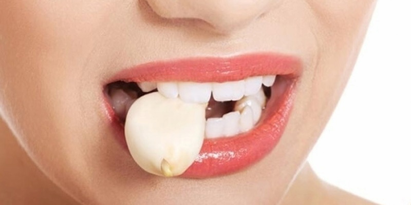 Dùng tỏi tươi giúp giảm đau nhức và ê buốt chân răng rất an toàn
