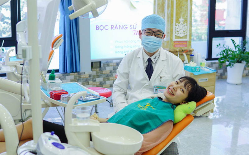 Hình ảnh bác sĩ đang điều trị cho bệnh nhân bị đau răng sưng má