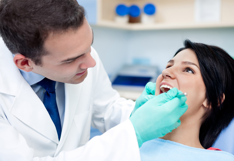 Hình ảnh bác sĩ đang điều trị viêm nướu răng cho bệnh nhân