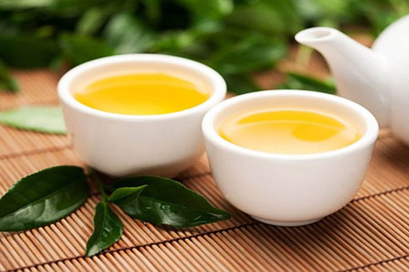Sử dụng trà xanh giúp thanh nhiệt, giảm hôi miệng và ê buốt răng.
