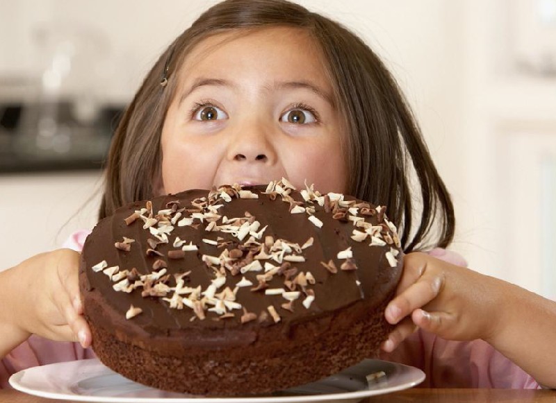 Bánh kẹo, đồ ngọt có chứa nhiều đường là nguyên nhân chính gây sâu răng ở trẻ