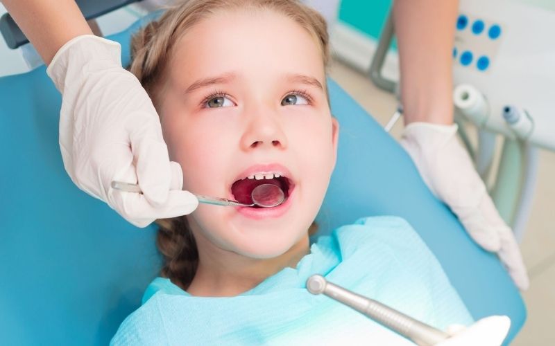 Nhổ răng sữa được tiến hành khi răng có dấu hiệu lung lay