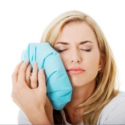 Bạn có thể chườm lạnh để giảm cảm giác đau sau khi nhổ răng khôn