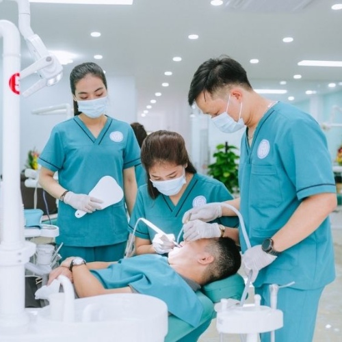 Lựa chọn cơ sở nha khoa có đội ngũ bác sĩ giỏi, tránh thiết bị hiện đại để lấy cao răng