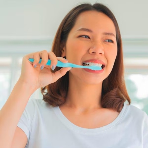 Chải răng quá mạnh dẫn đến tụt lợi sau khi lấy cao răng