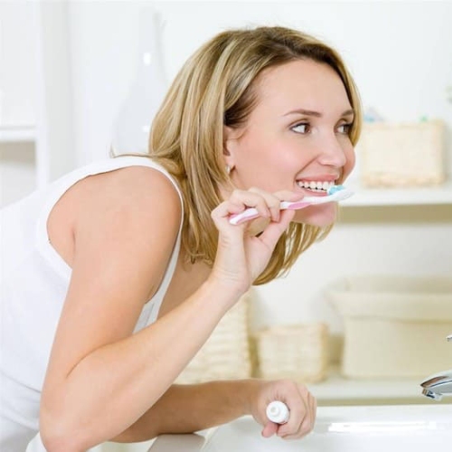 Vệ sinh răng miệng đúng cách để cải thiện tình trạng tụt lợi 