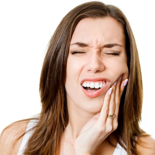 Nhổ răng khôn bị sưng má do vị trí và hướng mọc phức tạp 