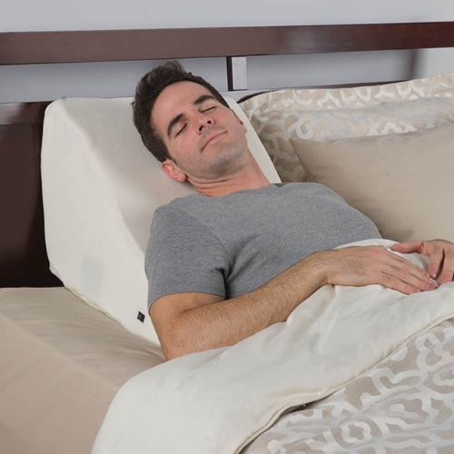 Gối cao đầu khi ngủ giúp  máu lưu thông dễ dàng, từ đó hạn chế tình trạng sưng viêm kéo dài 