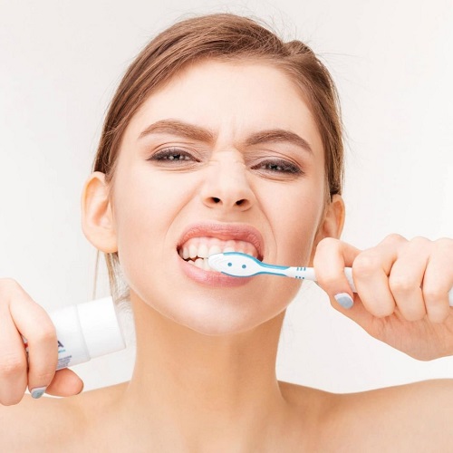 Vệ sinh răng miệng sạch sẽ sau khi nhổ răng