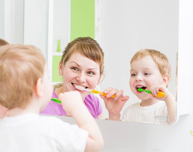 Phụ huynh nên hướng dẫn trẻ chăm sóc răng miệng đúng cách ngay từ khi biết chải răng