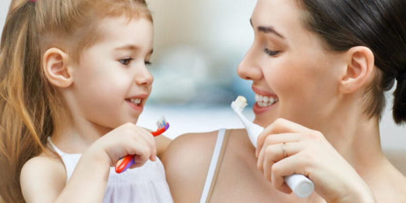 Cha mẹ cần hướng dẫn bé chăm sóc răng miệng sạch sẽ