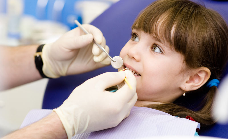 Nhổ răng tại nha khoa là phương pháp an toàn và ít đau nhất.