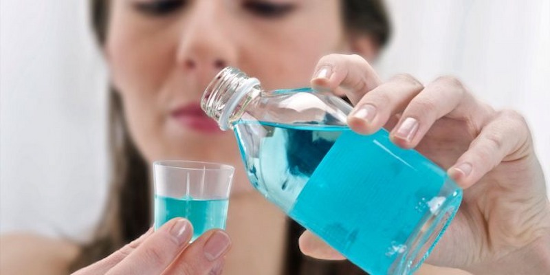 Có nên sử dụng nước súc miệng trước hoặc sau đánh răng?
