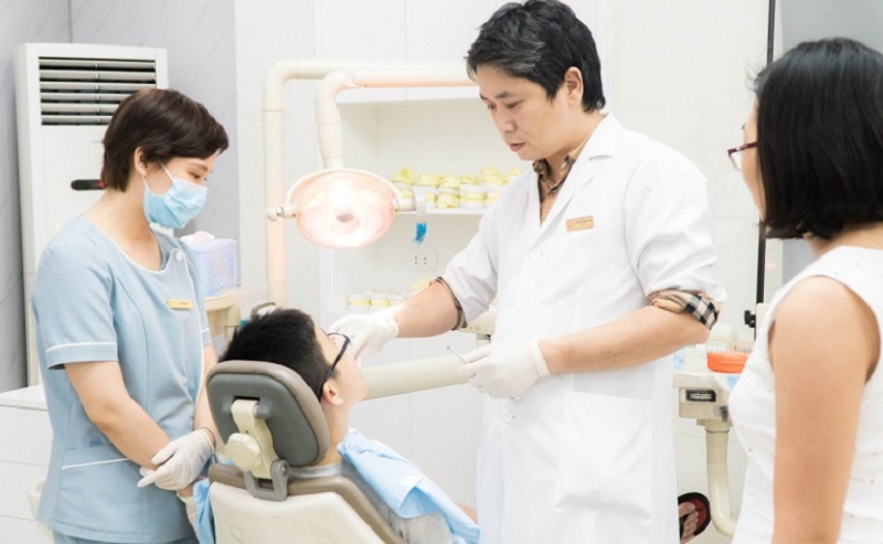 Các bác sĩ tại Nha khoa Việt Úc đang tiến hành kiểm tra răng miệng cho bệnh nhân