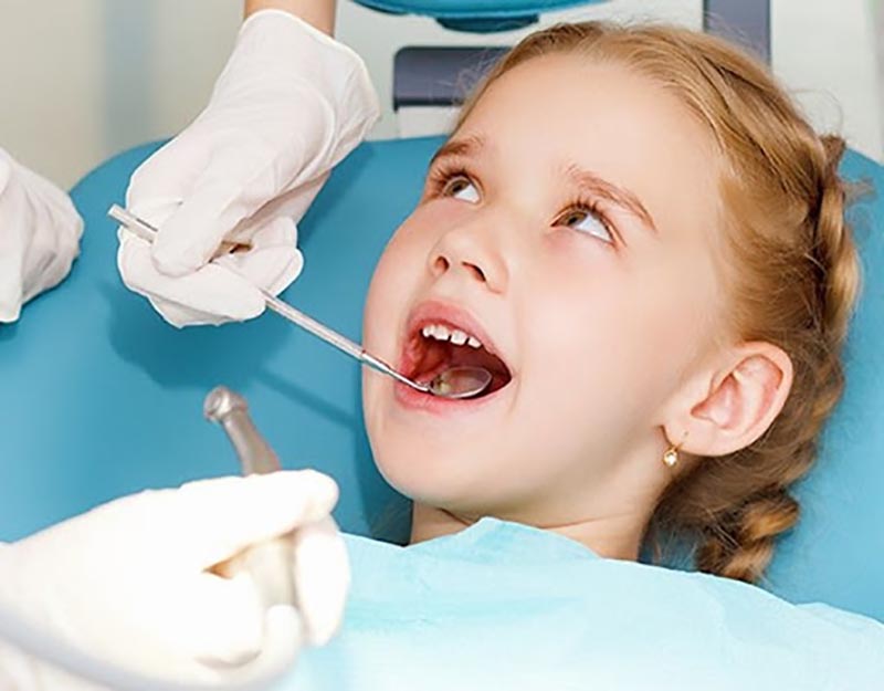 Hiện nay, nhổ răng được chỉ định kèm theo thuốc tê giúp các bé không còn cảm thấy đau đớn