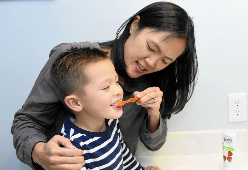 Ba mẹ nên tập cho con thói quen vệ sinh răng miệng đều đặn từ sớm