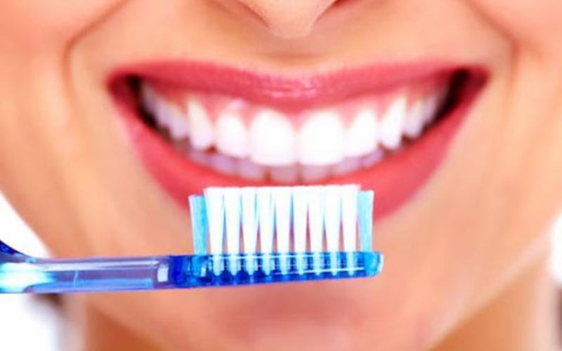 Đánh răng ít nhất 2 lần/ngày, chọn bàn chải có lông mềm, có chức năng làm sạch cả 4 mặt răng
