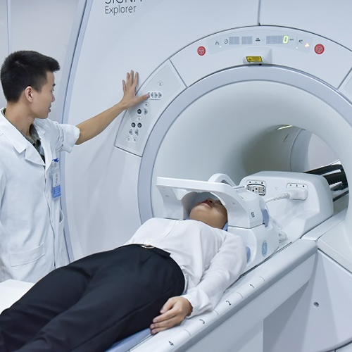 Khi chụp MRI sẽ cần tháo bỏ toàn bộ vật dụng kim loại