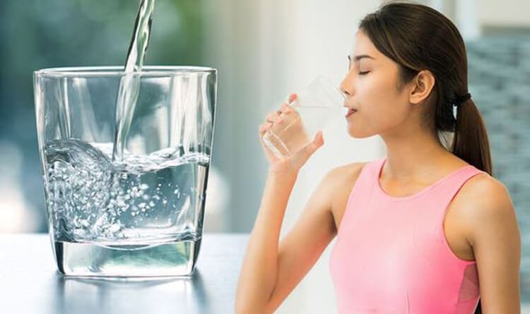 Uống đủ nước giúp cơ thể thải chất độc và điều trị viêm xoang hiệu quả